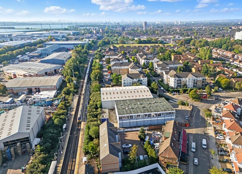 241 GREEN STREET, ENFIELD cartera de 2 inmuebles en venta en LoopNet.es - Foto principal - Imagen 2 de 2