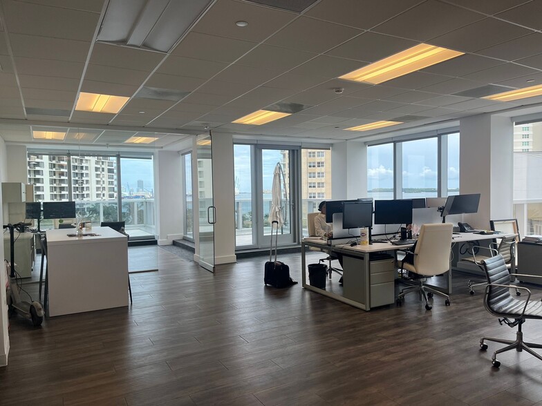 501 Brickell Key Dr, Miami, FL en alquiler - Foto del interior - Imagen 3 de 11