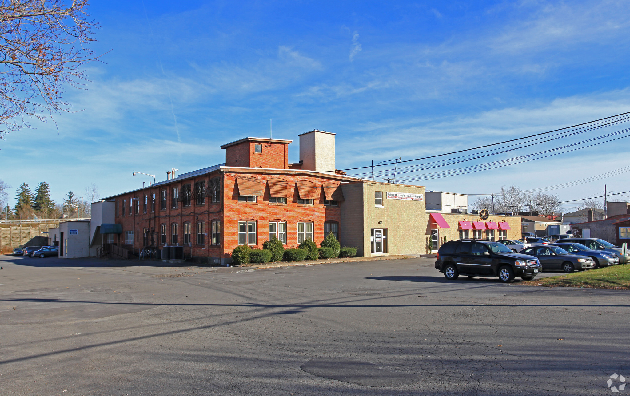 2 Campion Rd, New Hartford, NY en alquiler Foto del edificio- Imagen 1 de 6