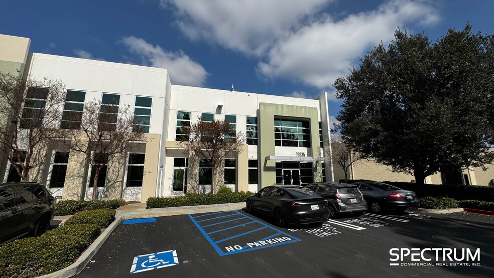 19835 Nordhoff St, Northridge, CA en alquiler - Foto del edificio - Imagen 1 de 13