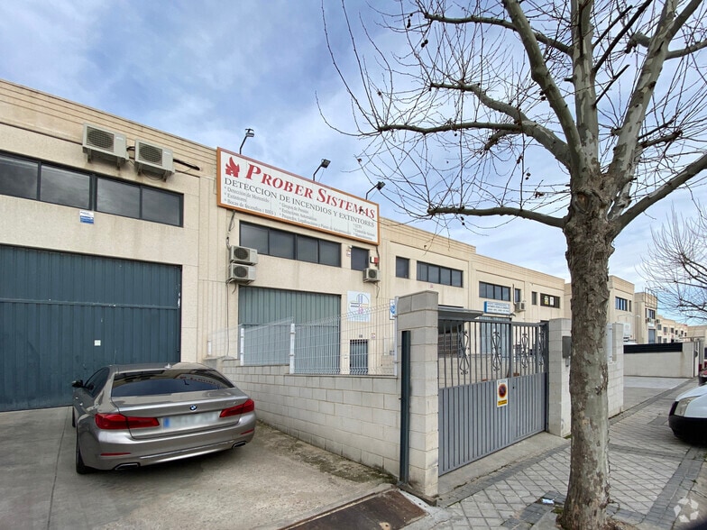 Calle de Juan de la Cierva, 13, Arroyomolinos, Madrid en venta - Foto del edificio - Imagen 3 de 3