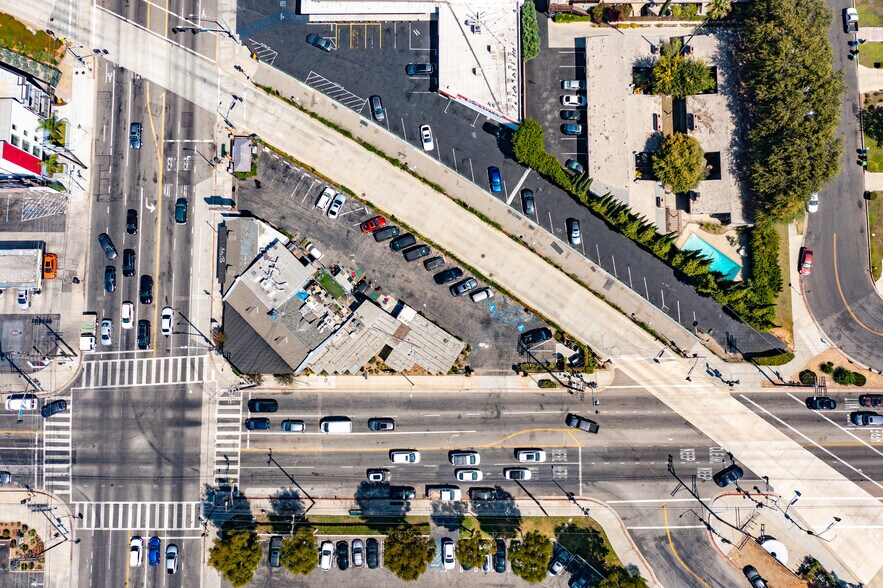 13651 Oxnard St, Van Nuys, CA en alquiler - Foto del edificio - Imagen 2 de 39