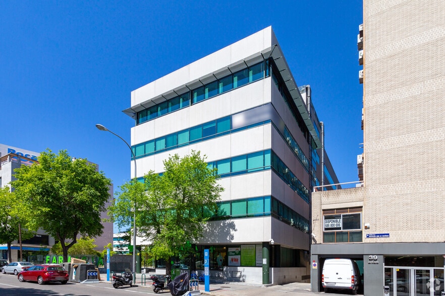 Calle Avenida Institución Libre de Enseñanza, 37, Madrid, Madrid en alquiler - Foto del edificio - Imagen 2 de 2