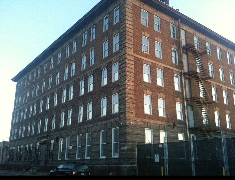 550-560 Barry St, Bronx, NY en alquiler - Foto del edificio - Imagen 1 de 20