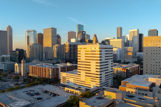 Más detalles de 1315 St Joseph Pky, Houston, TX - Oficina para subasta