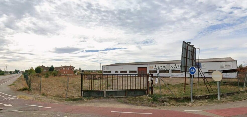 Calle Presidente Adolfo Suárez, 48, Villaquilambre, León en venta - Foto del edificio - Imagen 3 de 4