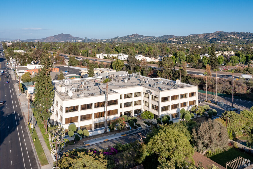 13400 Riverside Dr, Sherman Oaks, CA en alquiler - Foto del edificio - Imagen 3 de 5