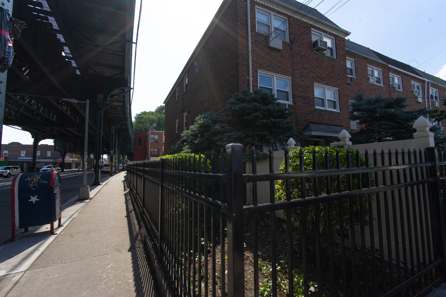 10380 103rd St, Ozone Park, NY en venta - Foto del edificio - Imagen 1 de 21