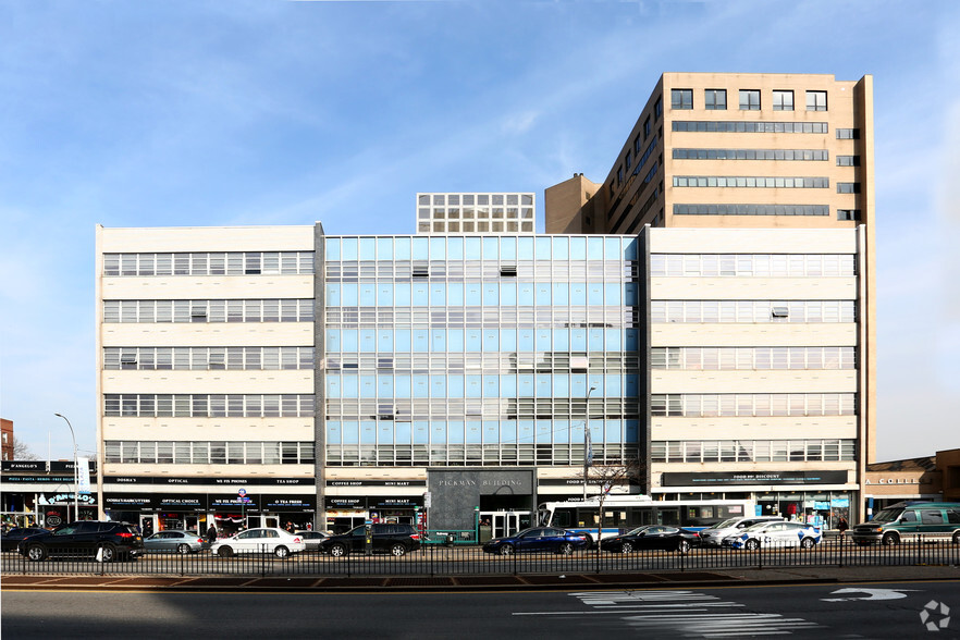 11821 Queens Blvd, Forest Hills, NY en alquiler - Foto del edificio - Imagen 1 de 5