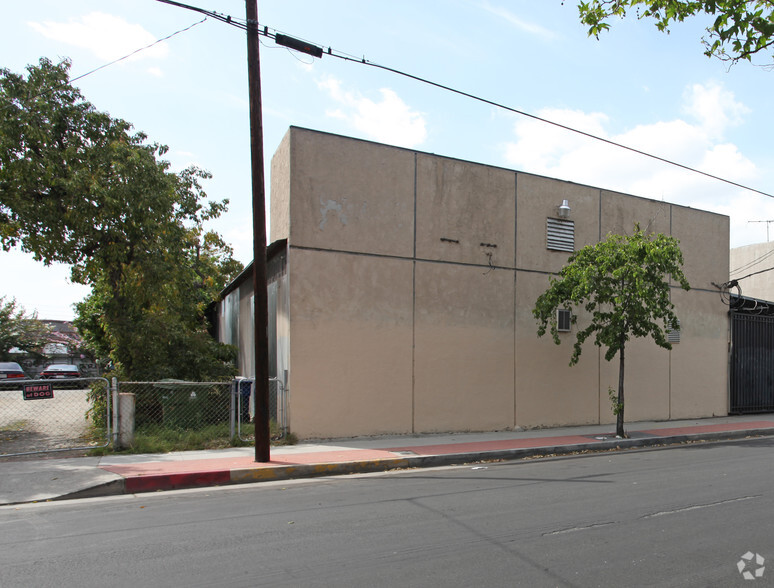 363 S Clarence St, Los Angeles, CA en alquiler - Foto del edificio - Imagen 3 de 4