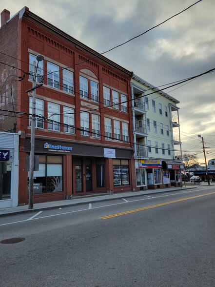 747-751 Broad St, Central Falls, RI en venta - Foto del edificio - Imagen 2 de 21