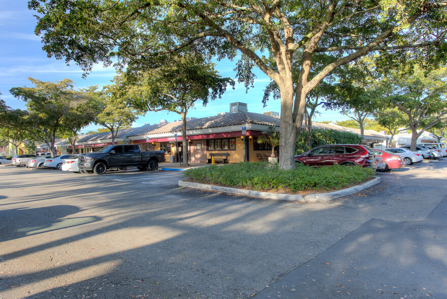 16351-16495 NW 67th Ave, Miami Lakes, FL en alquiler - Foto del edificio - Imagen 1 de 3