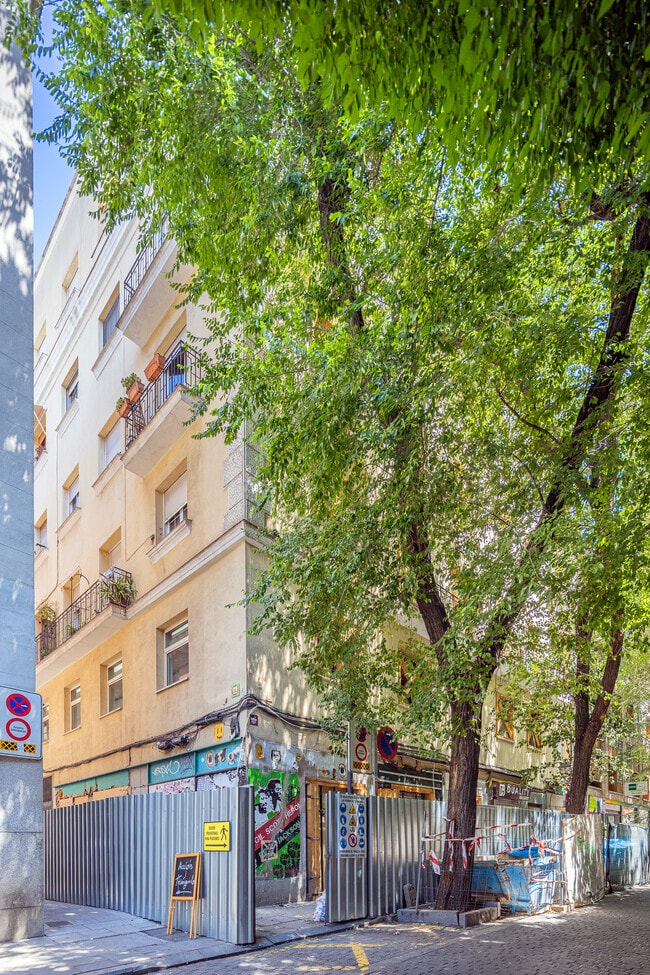 Más detalles de Calle de Tribulete, 18, Madrid - Edificio residencial​ en venta