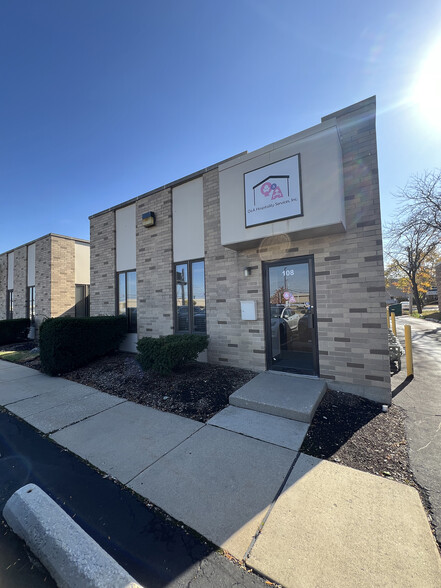 1881 Commerce Dr, Elk Grove Village, IL en venta - Foto del edificio - Imagen 2 de 9