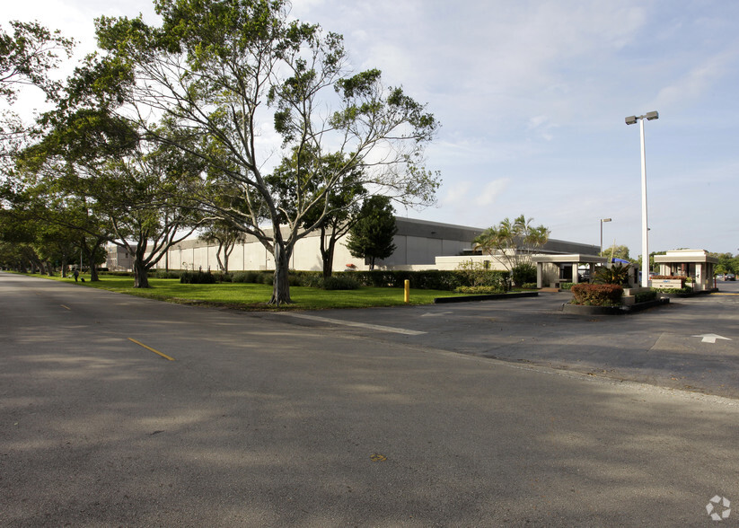 14100 NW 60th Ave, Miami Lakes, FL en alquiler - Foto del edificio - Imagen 2 de 5