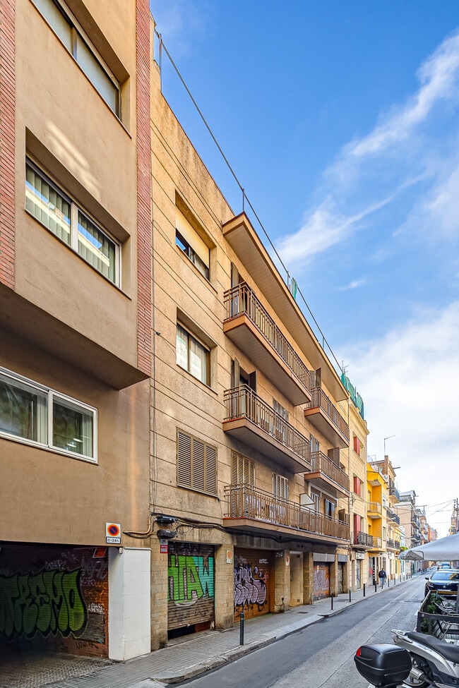 Más detalles de Carrer de Violant d'Hongria Reina d'Aragó, 176, Barcelona - Local en alquiler