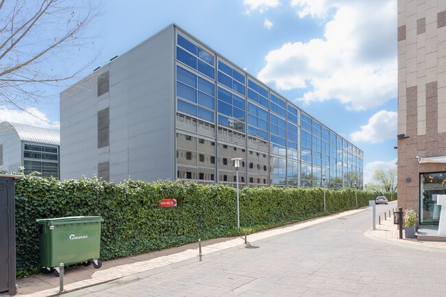 Más detalles de Calle Antonio Suárez, 10, Alcalá de Henares - Oficina en alquiler