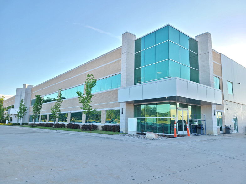 175 Kay Industrial Dr, Lake Orion, MI en alquiler - Foto del edificio - Imagen 1 de 2