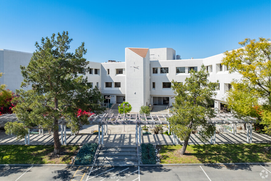 601 Potrero Grande Dr, Monterey Park, CA en venta - Foto del edificio - Imagen 2 de 15