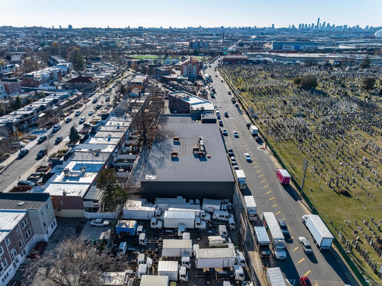 61-26 Maurice Ave, Maspeth, NY en alquiler - Vista aérea - Imagen 3 de 4