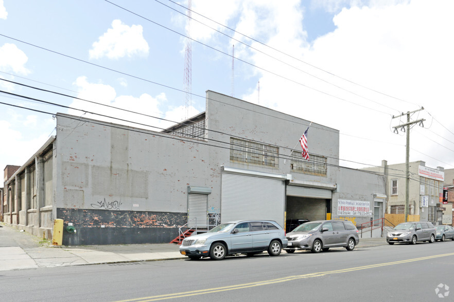 51-18 Grand Ave, Maspeth, NY en alquiler - Foto del edificio - Imagen 1 de 10