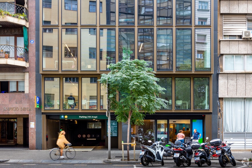 Carrer d'Aragó, 182, Barcelona, Barcelona en alquiler - Foto del edificio - Imagen 2 de 14