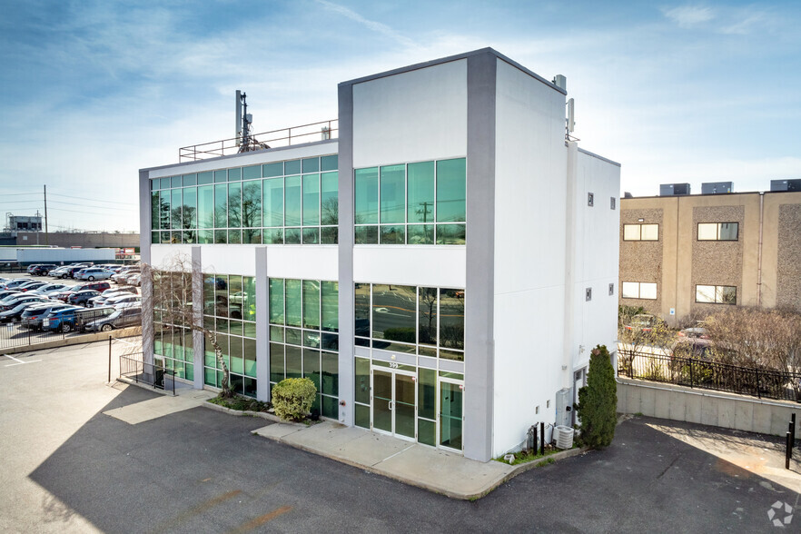 399 W John St, Hicksville, NY en venta - Foto del edificio - Imagen 3 de 8