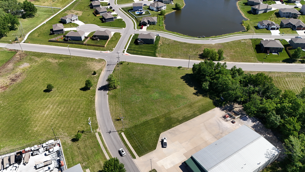 400 Powell Dr, Oak Grove, MO en venta - Foto del edificio - Imagen 3 de 4