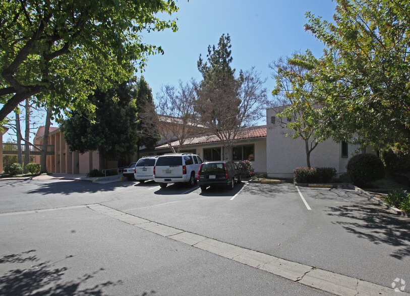 558 St. Charles Dr, Thousand Oaks, CA en alquiler - Foto del edificio - Imagen 1 de 6