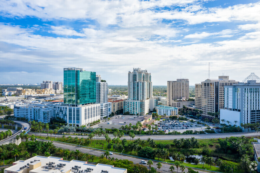 8950 SW 74th Ct, Miami, FL en alquiler - Foto del edificio - Imagen 2 de 2