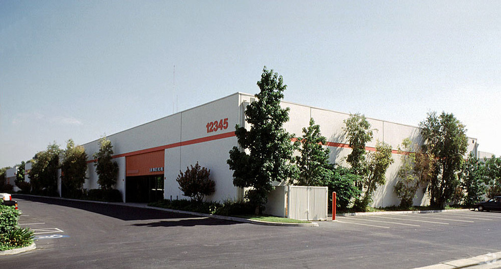 12345 Mills Ave, Chino, CA en alquiler - Foto del edificio - Imagen 3 de 9