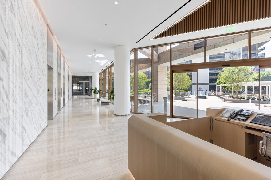 3400 W Riverside Dr, Burbank, CA en alquiler - Vestíbulo - Imagen 2 de 28