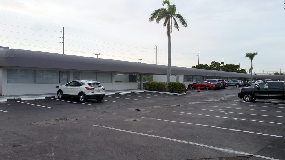 383-427 NE 2nd Ave, Hallandale, FL en alquiler - Foto del edificio - Imagen 2 de 7