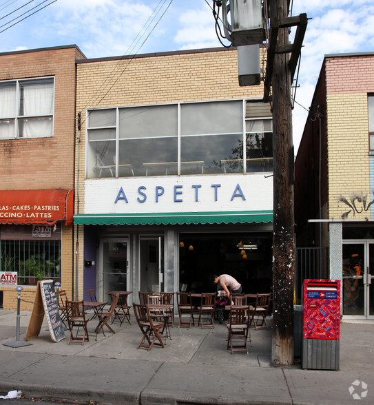 207 Augusta Ave, Toronto, ON en alquiler - Foto del edificio - Imagen 2 de 2