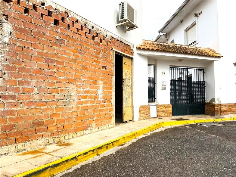Calle Guadiamar, Sanlúcar la Mayor, Sevilla en venta - Foto del edificio - Imagen 1 de 17