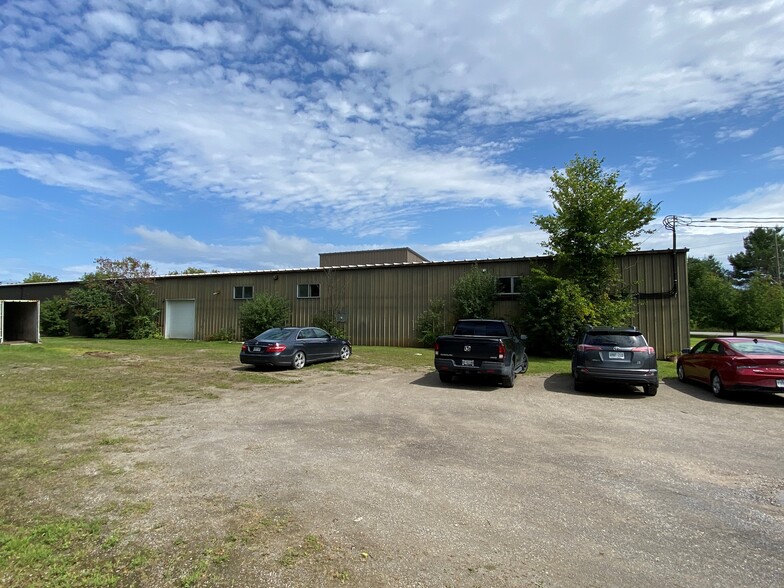 38 Bruce Cres, Carleton Place, ON en alquiler - Foto del edificio - Imagen 3 de 11