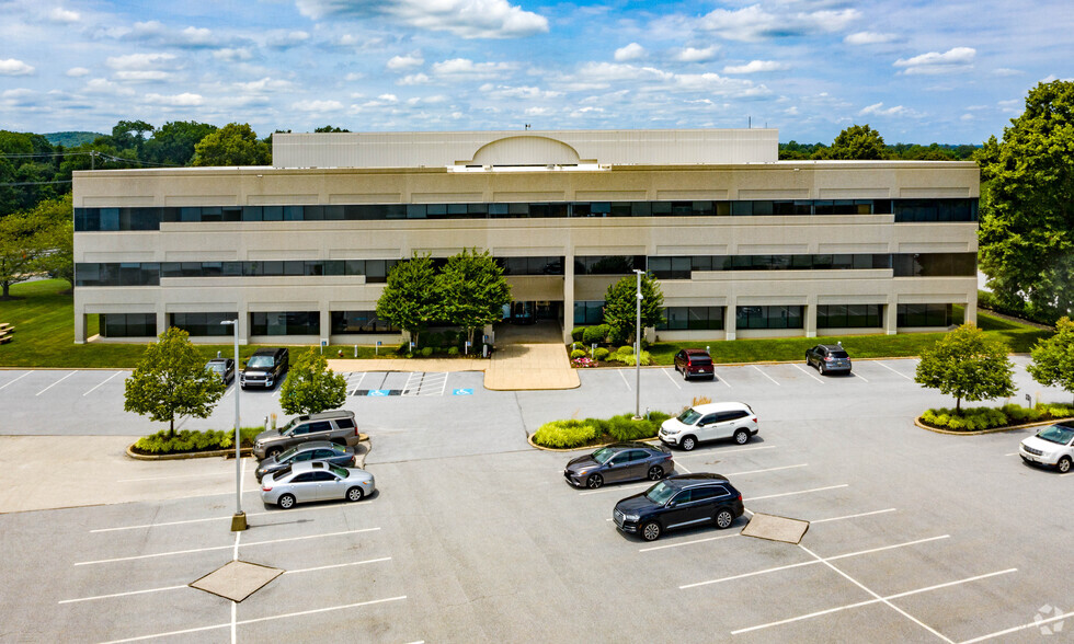 630 Freedom Business Center Dr, King Of Prussia, PA en alquiler - Foto del edificio - Imagen 3 de 15