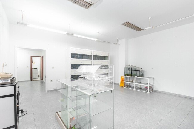 Más detalles de Calle de la Fuente de les Xanes, 3-3, Mieres - Local en venta