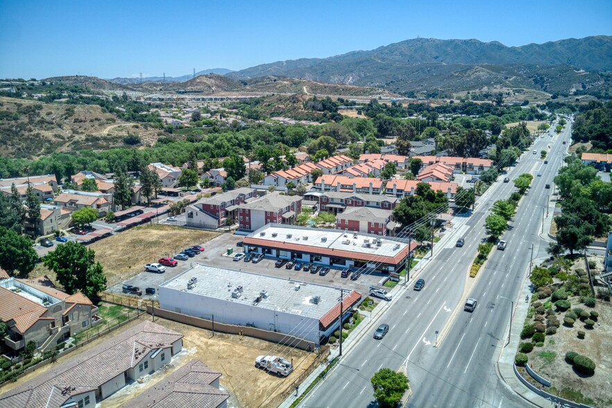 23630-23638 Newhall Ave, Santa Clarita, CA en alquiler - Foto del edificio - Imagen 3 de 5