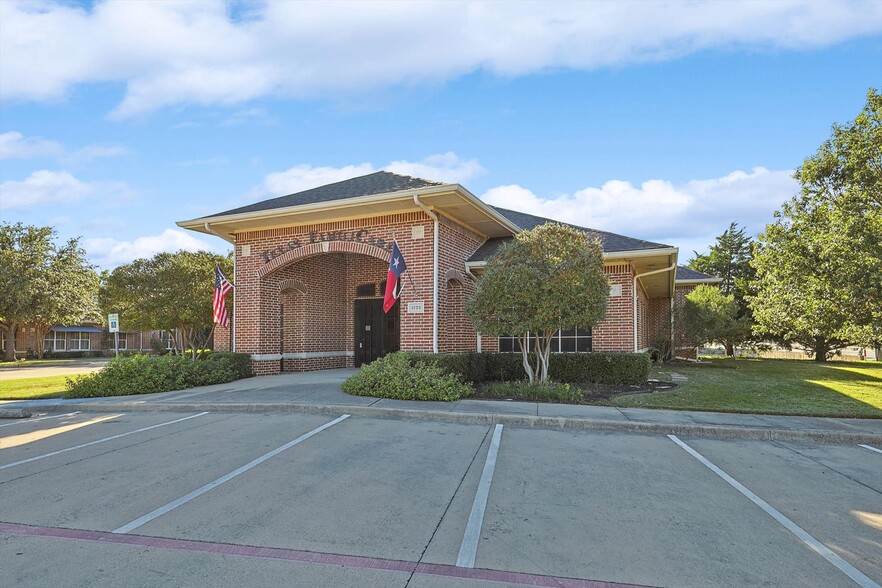 1725 Chadwick Ct, Hurst, TX en venta - Foto del edificio - Imagen 1 de 38