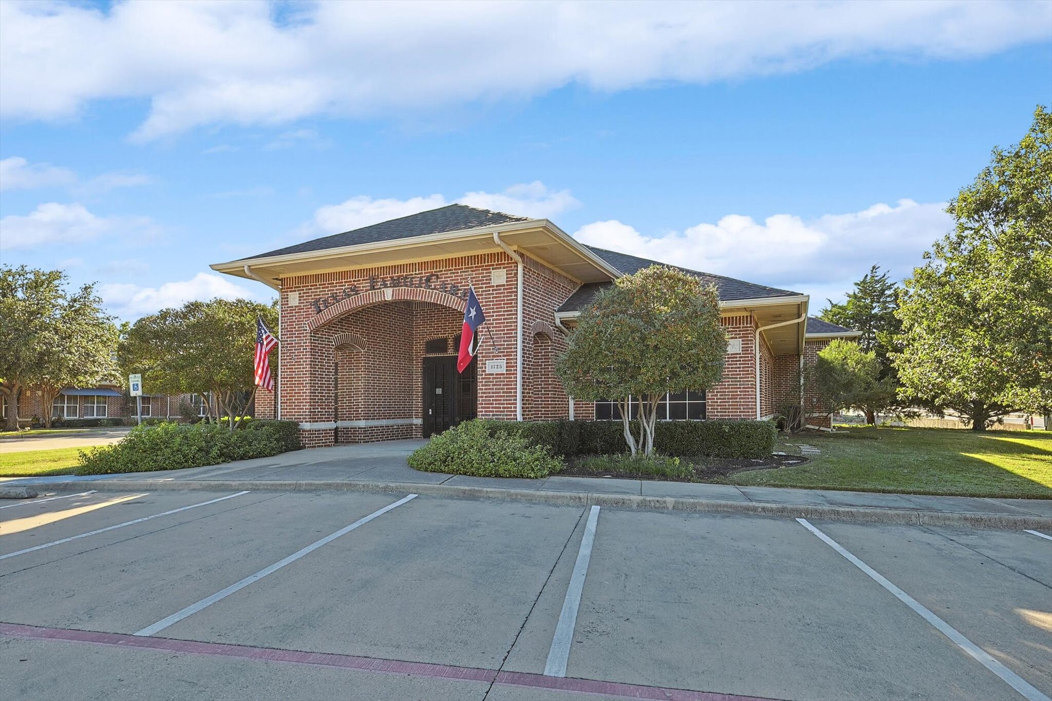 1725 Chadwick Ct, Hurst, TX en venta Foto del edificio- Imagen 1 de 39