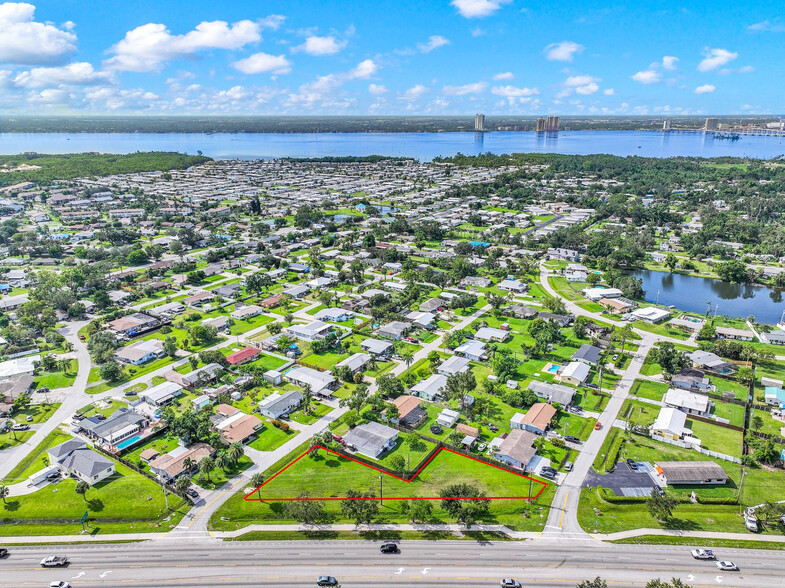 1407 Lincoln Ave, North Fort Myers, FL en venta - Foto del edificio - Imagen 2 de 12