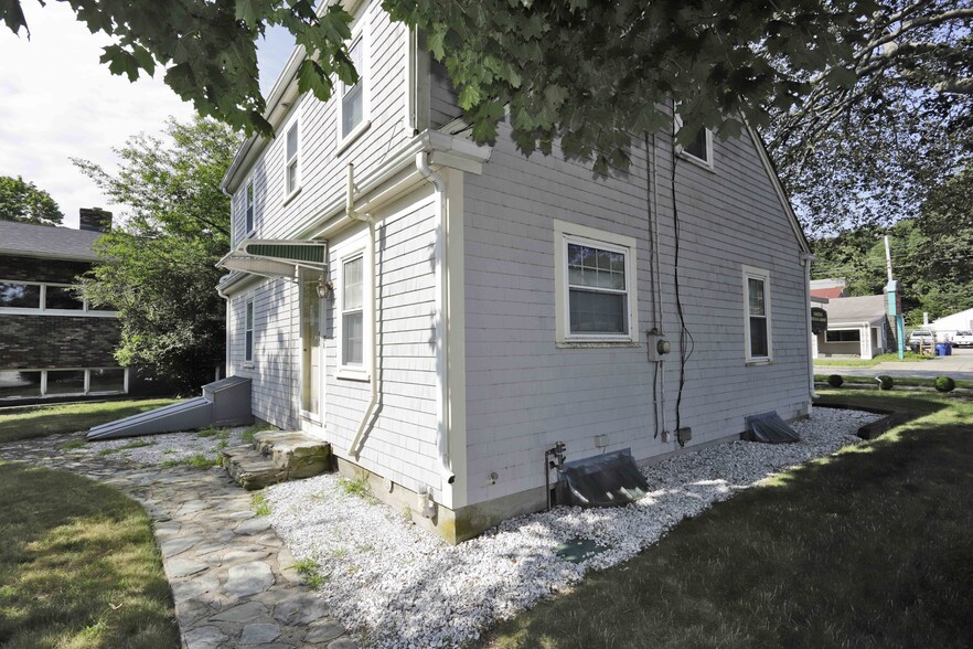 868 Ashley Blvd, New Bedford, MA en alquiler - Foto principal - Imagen 2 de 33