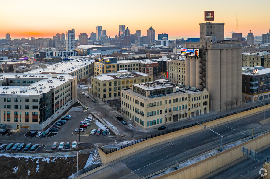 1037 W McKinley Ave, Milwaukee, WI en alquiler - Foto del edificio - Imagen 2 de 10