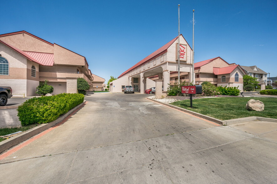 Dual Brand Red Roof Inn HomeTowne Studio cartera de 2 inmuebles en venta en LoopNet.es - Foto del edificio - Imagen 3 de 53