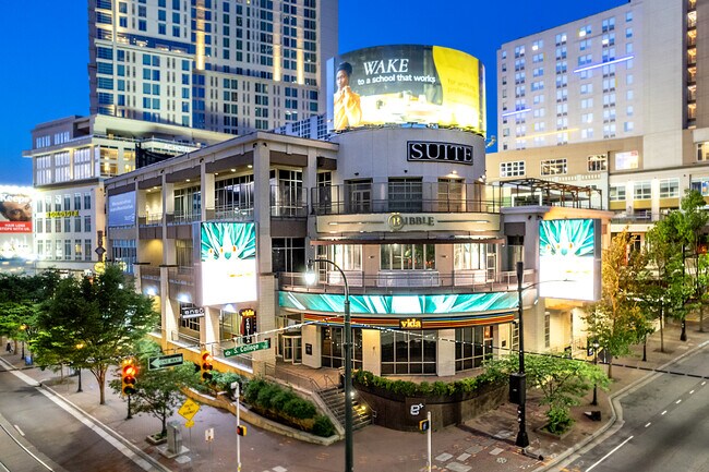 Más detalles de 210 E Trade St, Charlotte, NC - Oficina en alquiler