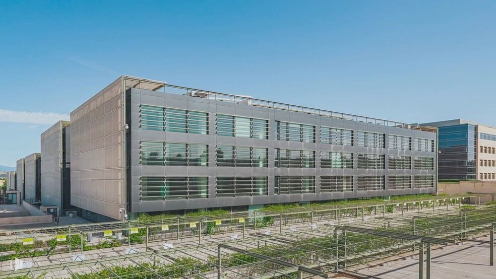 Calle Jacinto Benavente, 2, Las Rozas de Madrid, Madrid en alquiler - Vídeo de anuncio comercial - Imagen 2 de 24