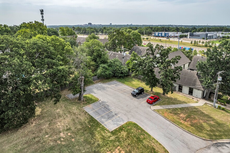 2407 E Skelly Dr, Tulsa, OK en alquiler - Foto del edificio - Imagen 3 de 40