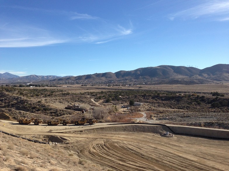 Tierra Subida & R- 8, Palmdale, CA en venta - Foto del edificio - Imagen 2 de 5