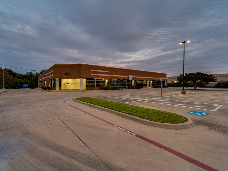 689 Airport Fwy, Hurst, TX en alquiler - Foto del edificio - Imagen 3 de 19